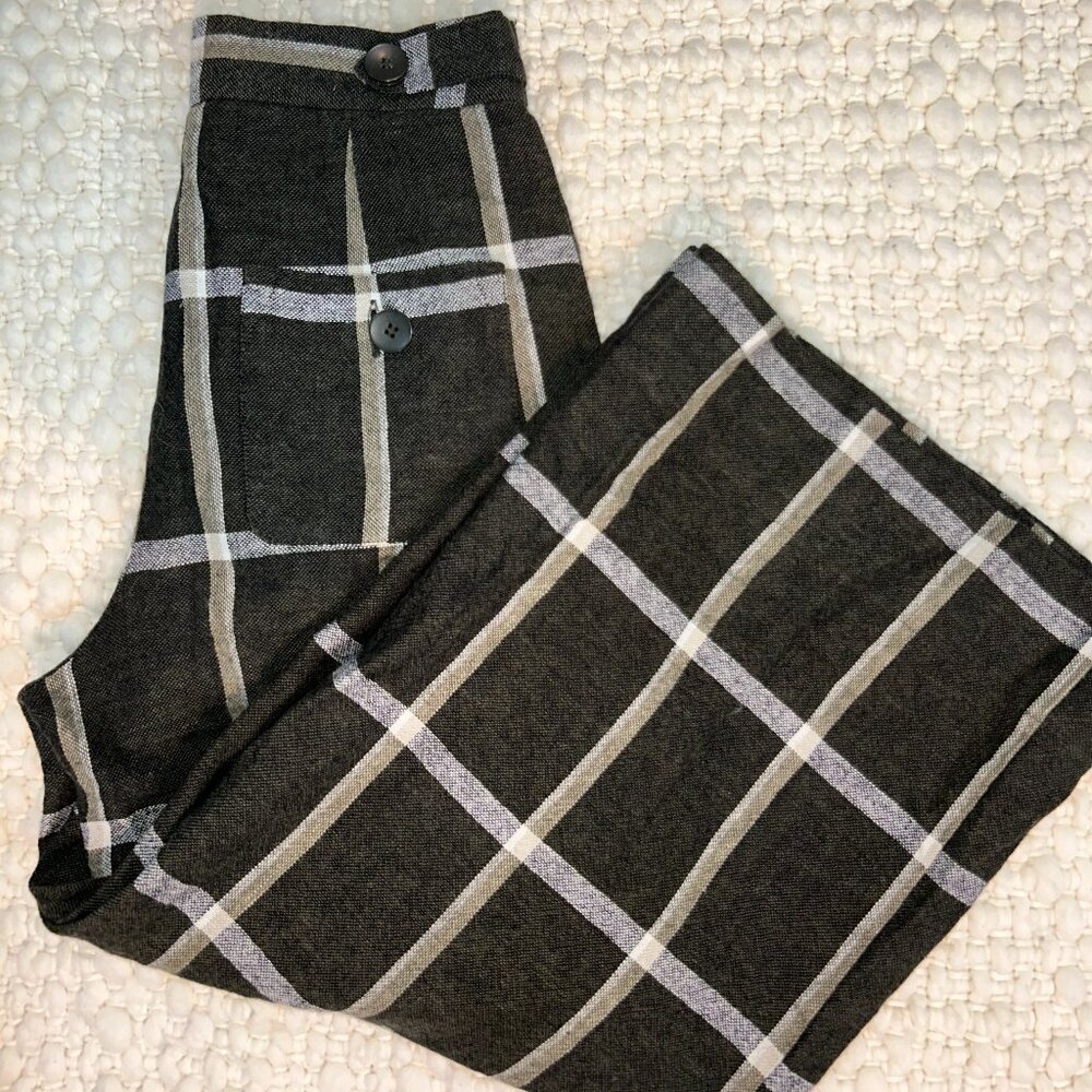 chunky wide-leg pleated linen trousers.